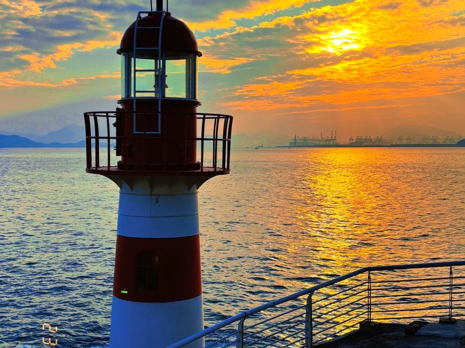 Shenzhen Yantian Coastal Boardwalk at sunset
